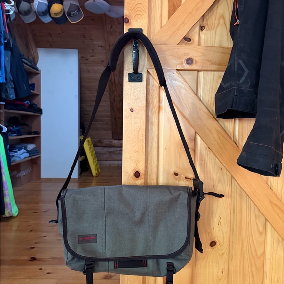 timbuk2 messenger bag london Classic Bag, Army, X-Small : Clothing, Shoes & Jewelry External access zipper pocket on the side offers quick access to your powerbrick or cords Timbuk2 - Classic Messenger Bag